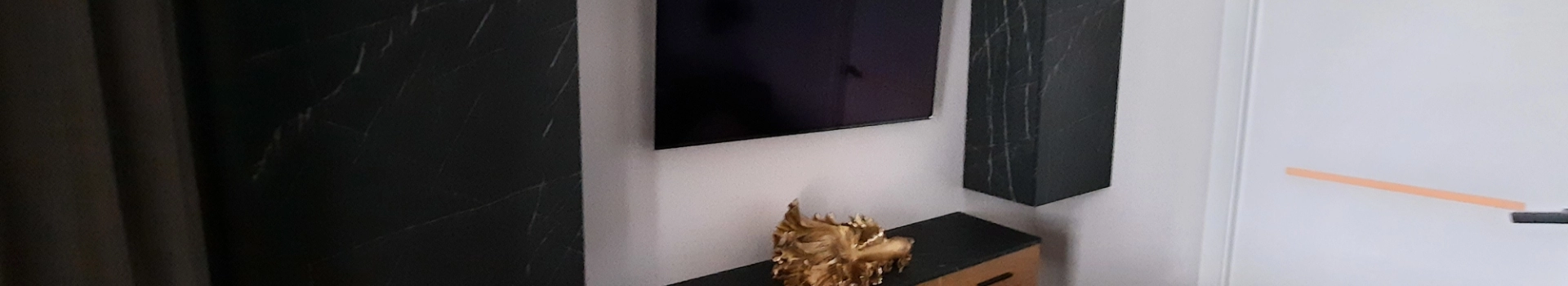 telewizor na ścianie w salonie