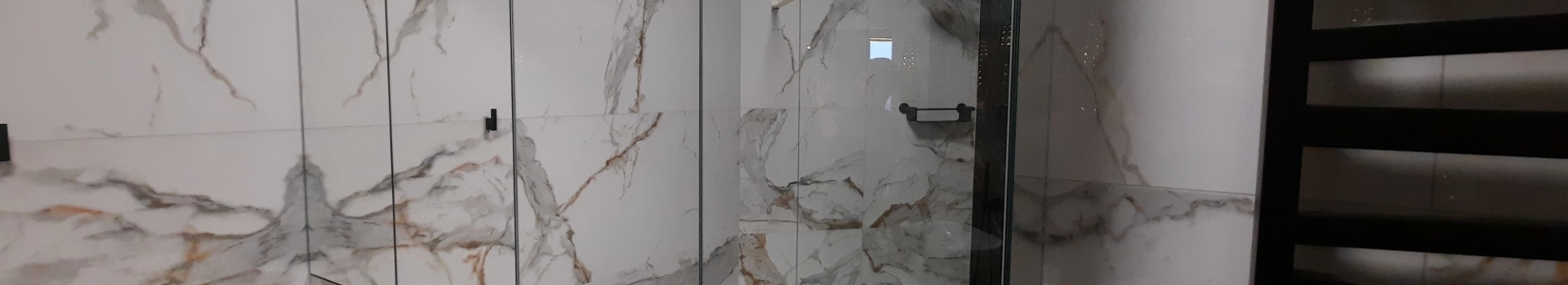 marmurowe płytki na ścianie w łazience